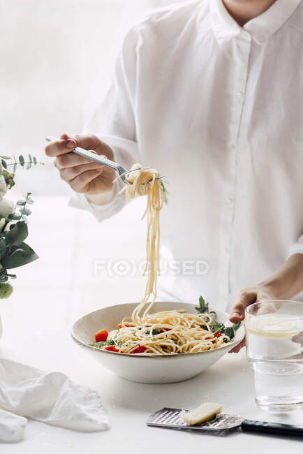 Espaguete com tomate cereja, rúcula e queijo parmesão — Fotografia de Stock