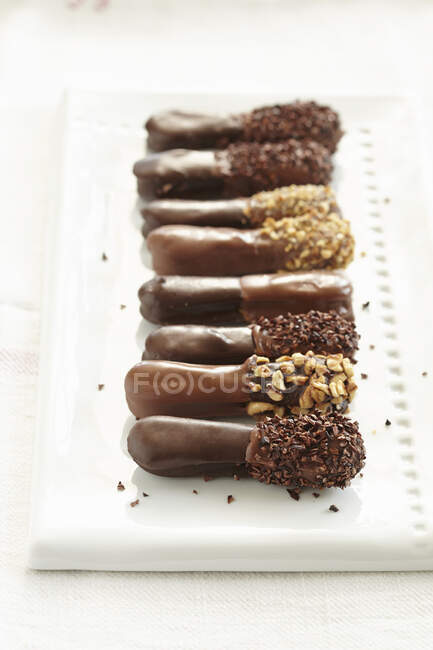 Homemade eclairs with nuts and crumbles — Stock Photo
