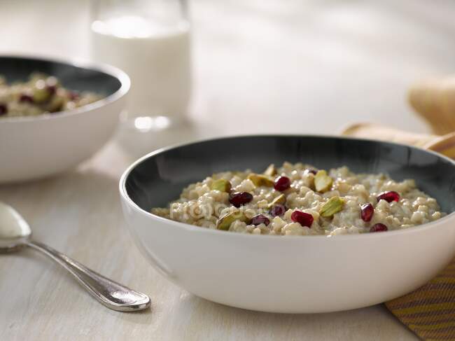 Porridge oats with pomegranate seeds — Stock Photo