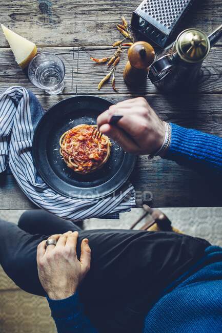 Espaguete all 'amatriciana com tomate e bacon — Fotografia de Stock