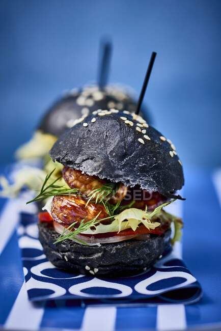 Close-up de delicioso hambúrguer preto com camarões — Fotografia de Stock