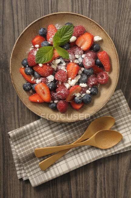 Berry salad with meringue — Stock Photo