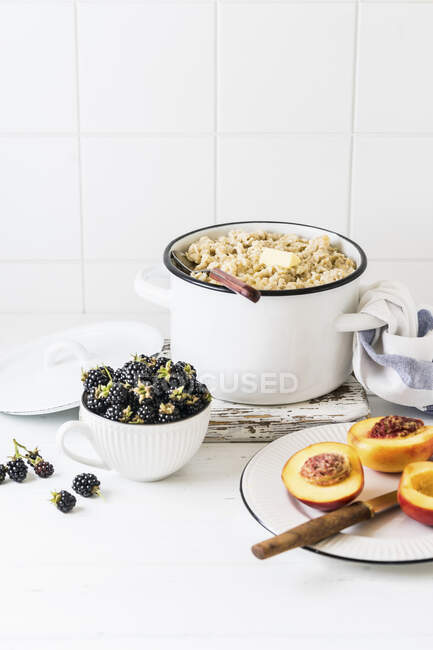 Oat porridge with butter and fresh blackberries — Stock Photo