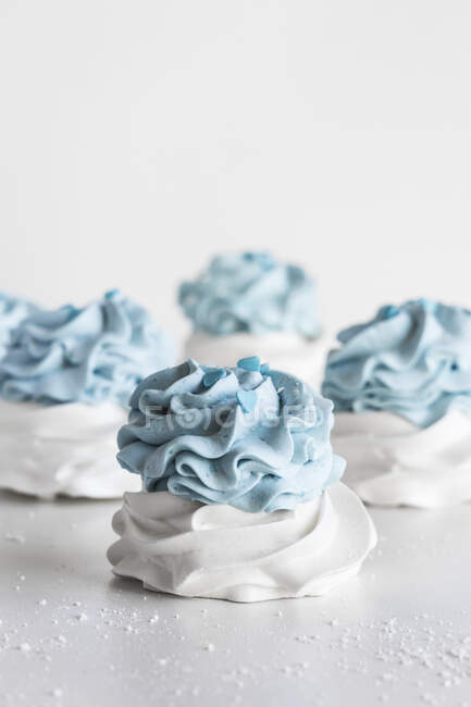 Merengue anida con crema azul pastel - foto de stock