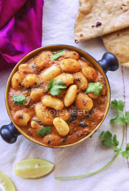 Lima-Bohnen-Tomaten-Curry mit Koriander — Stockfoto