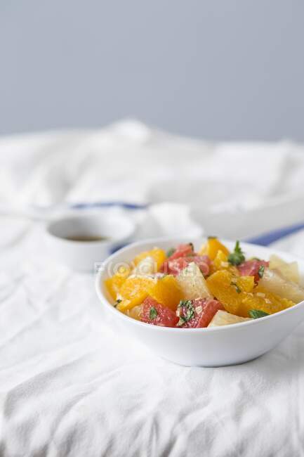 Помаранчевий і грейпфрутовий салат з медовим вінегретом з м'ятою — стокове фото