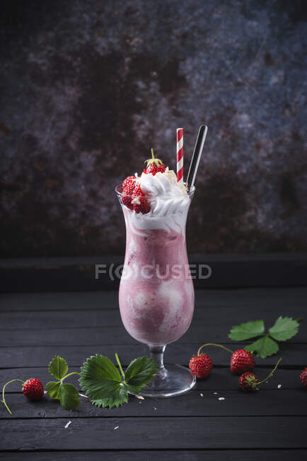 Веганский клубничный коктейль с соевым кремом и свежими ягодами — стоковое фото