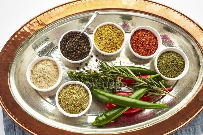Verschiedene orientalische Gewürze in kleinen Gerichten auf einem Servierteller — Stockfoto