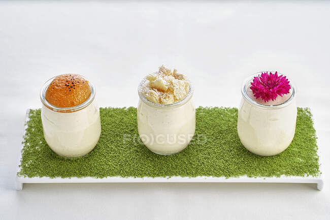 Ein Trio Desserts in Gläsern — Stockfoto
