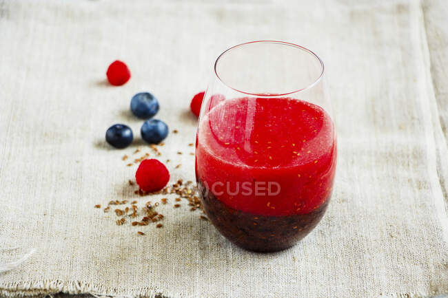 Creamy Raspberry and Blueberry Smoothie — Stock Photo
