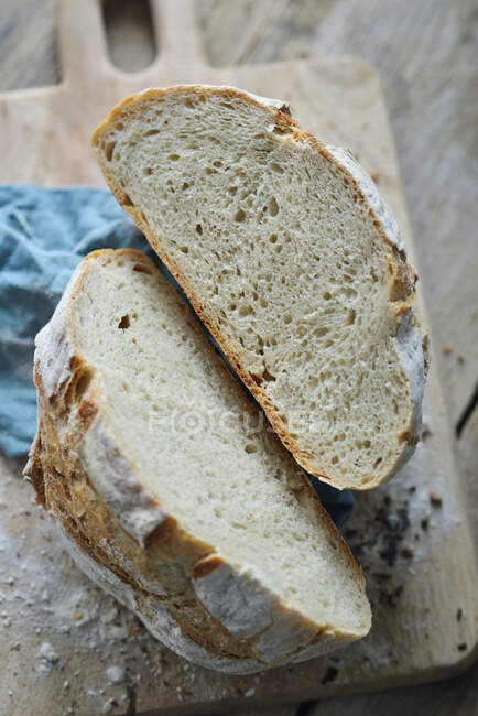 Буханка хлеба, разрезанная пополам — стоковое фото