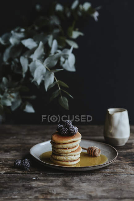 Amerikanische Pfannkuchen mit Brombeer- und Ahornsirup — Stockfoto