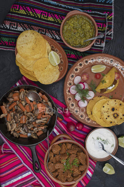 Taco di strada morbido al mais con ripieno vegetariano (Messico) — Foto stock
