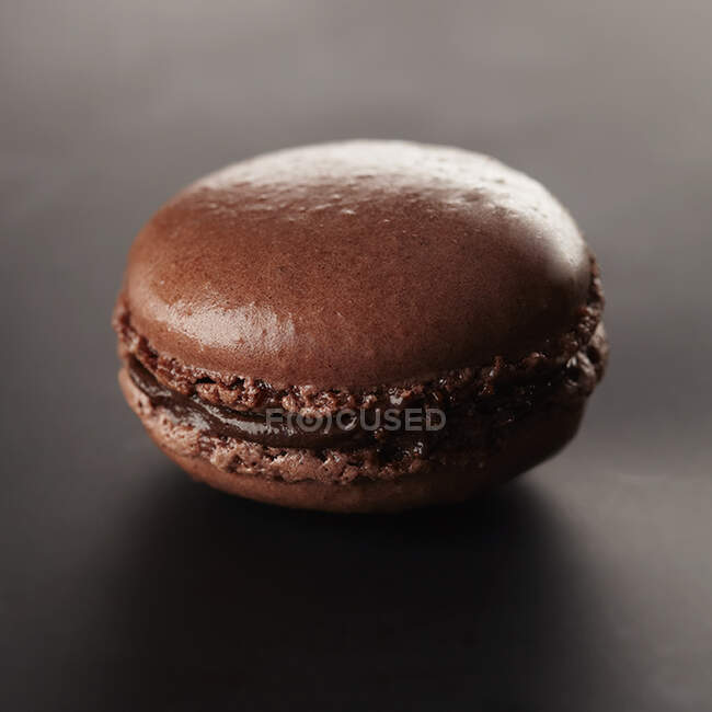 Primer plano de delicioso macarrón de chocolate - foto de stock