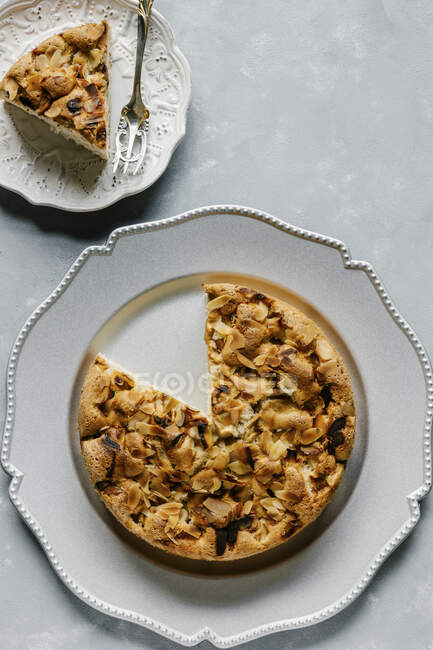 Apple cake with almonds and cinnamon — Stock Photo