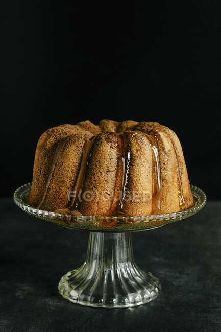 Marble bundt cake with caramel sauce — Stock Photo