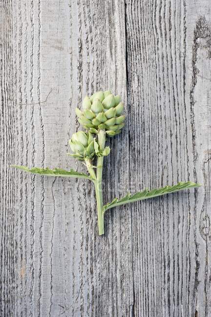 Artichokes on a wooden surface — Stock Photo
