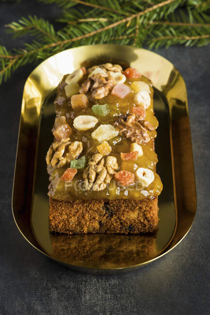 Рождественский фруктовый торт с орехами, специями и сладкими фруктами — стоковое фото