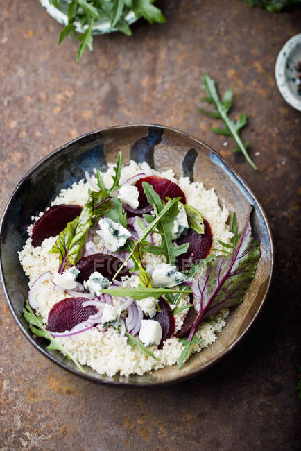 Couscous salad with beetroots, arugula and blue cheese — Stock Photo