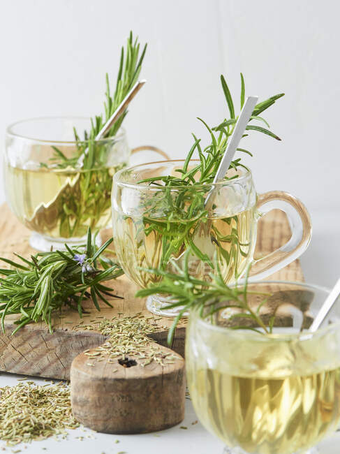 Close-up shot of delicious Rosemary tea and fresh rosemary — Stock Photo