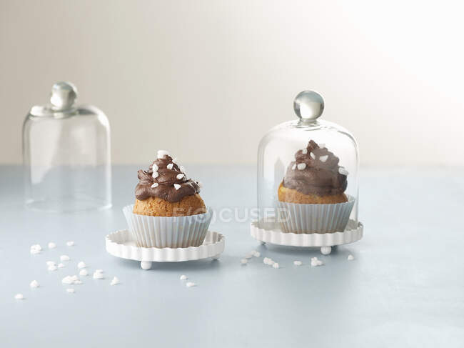 Primer plano de deliciosos cupcakes de chocolate - foto de stock