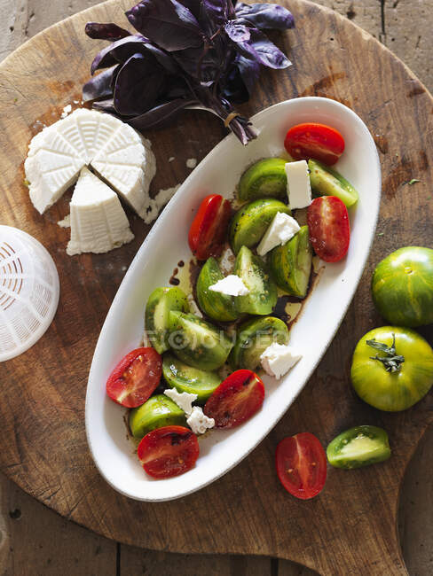 Томатний салат з червоними і зеленими помідорами — стокове фото