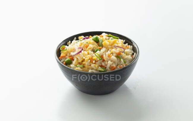Arroz chino con huevo y verduras, un tazón azul - foto de stock
