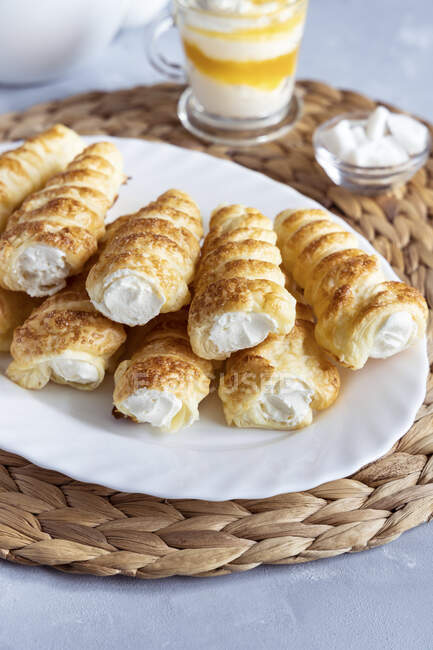 Rotoli di pasticceria francese ripieni di crema di mascarpone alla vaniglia — Foto stock