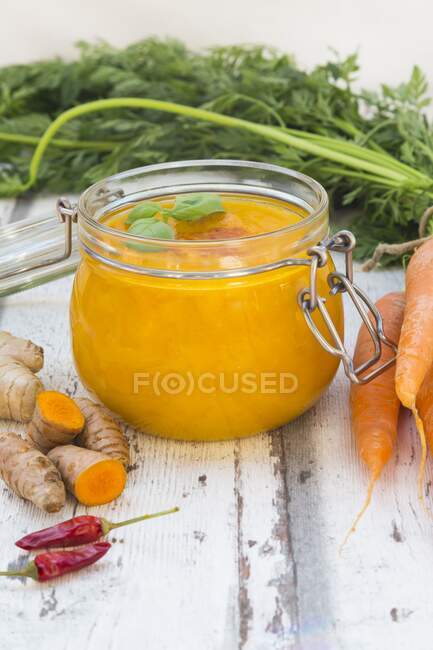 Sopa de cenoura com açafrão, gengibre e pimenta em um pote flip-top — Fotografia de Stock