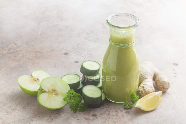 A cucumber smoothie with apple and ginger — Stock Photo