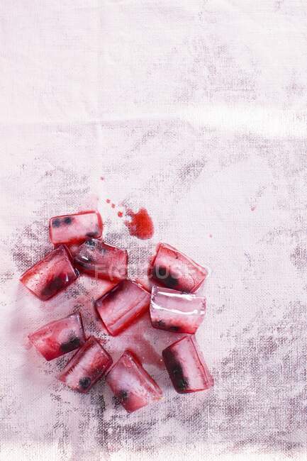 Ice cubes with currants — Stock Photo