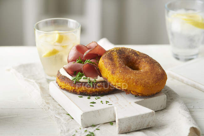 Sweet potato bagel with ham, cheese and chives — Stock Photo
