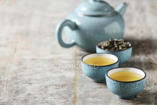 Фарфоровые китайские чашки, стальная чайная ложка — стоковое фото