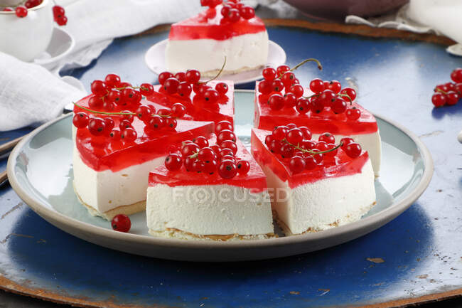 Creamy cold cake with redcurrant jelly — Stock Photo