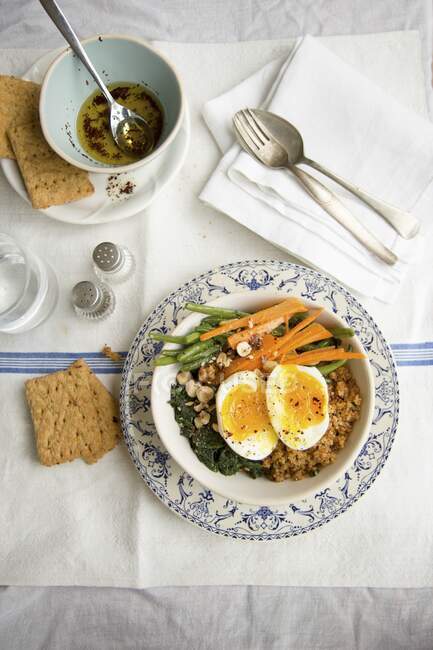 Quinoa-Salat mit Gemüse, Ei und Zatar-Vinaigrette — Stockfoto