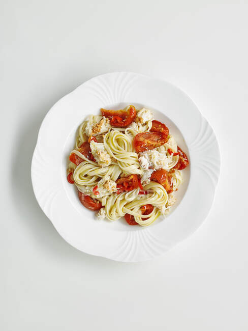 Linguine con polpa di granchio e pomodori — Foto stock