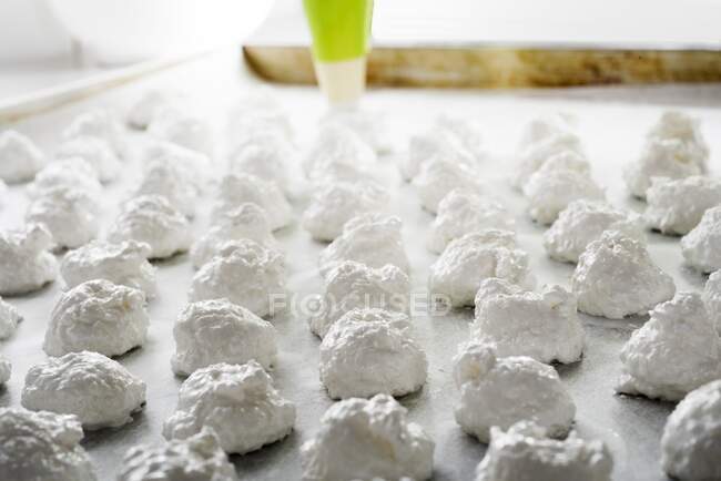 Macarons de noix de coco en cours de fabrication — Photo de stock