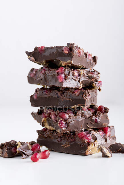 Homemade chocolate bars with peanut sauce and pomegranate seeds — Stock Photo