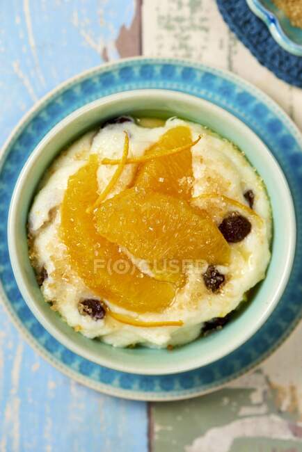 Semolina pudding with oranges and raisins — Stock Photo