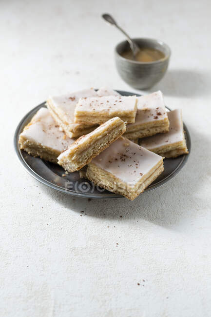 Sheet cake with applesauce and icing — Stock Photo