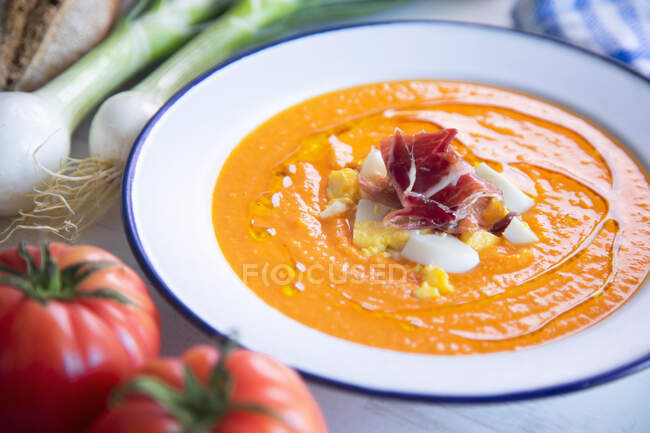 Traditional spanish salmorejo - cold tomato soup served with boiled egg, iberico ham and olive oil — Stock Photo