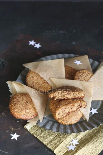 Hausgemachte Lebkuchen in Pergamenttaschen auf Zinnteller, übersät mit Sternen (glutenfrei)) — Stockfoto