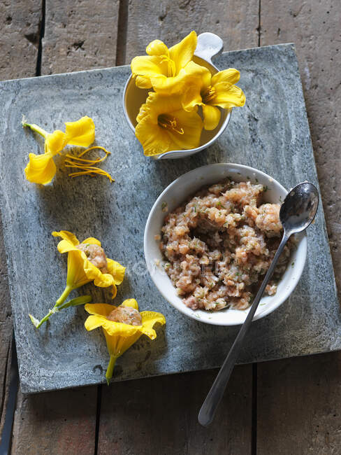 Tuna tartare with edible flowers — Stock Photo