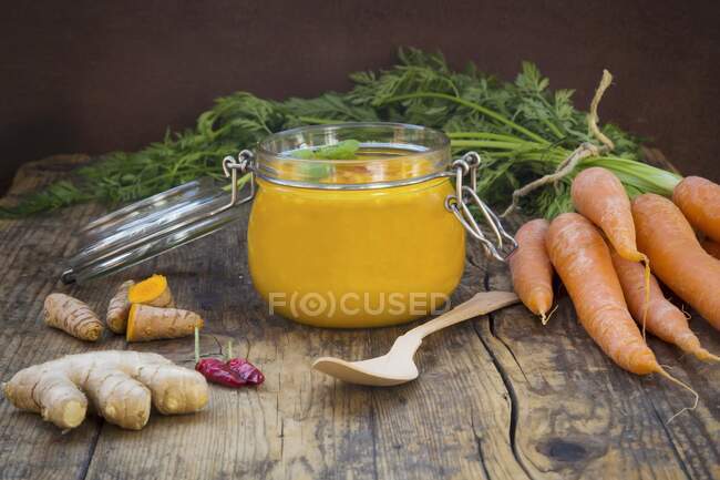 Zanahoria y sopa de cúrcuma con jengibre y chile - foto de stock