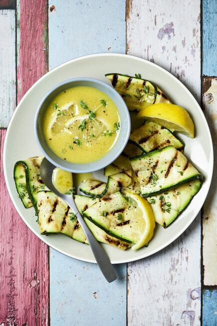 Grilled courgette strips with lemon sauce — Stock Photo