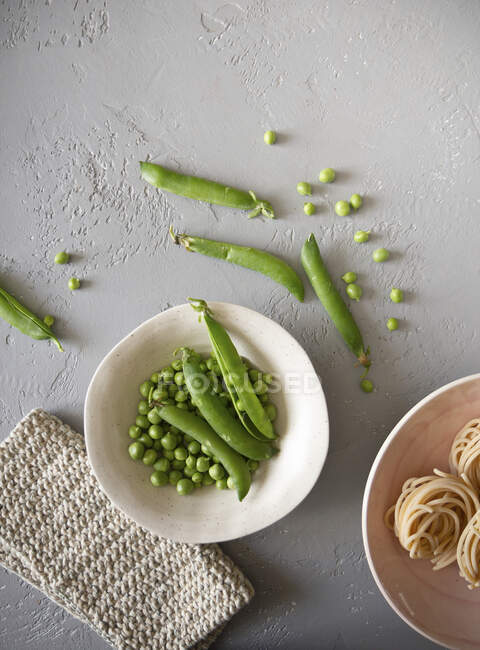 An arrangement of peas and pea pods — Stock Photo