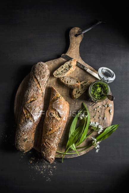 Pane all'aglio selvatico con pesto — Foto stock