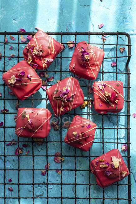 Petit fours aux pétales de rose — Photo de stock