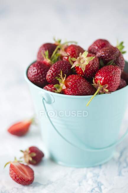 Fresh strawberries in a small metal bucket — Stock Photo