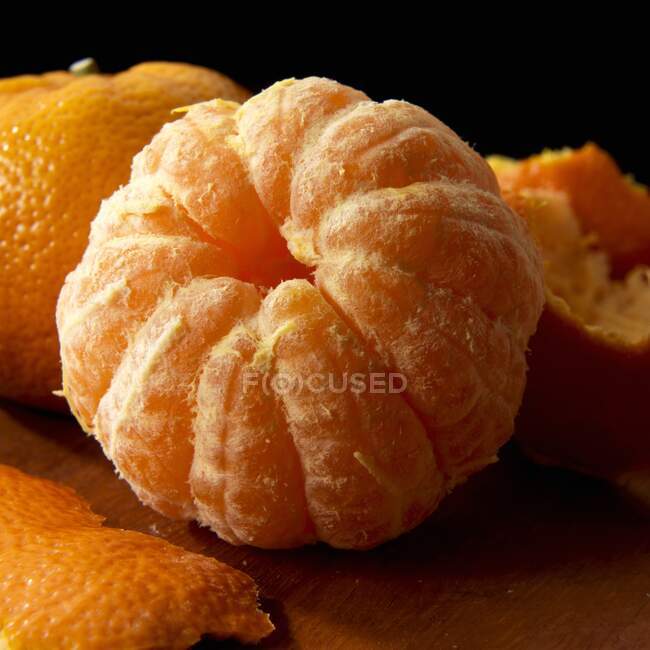 Mandarina sin semillas pelada entera - foto de stock